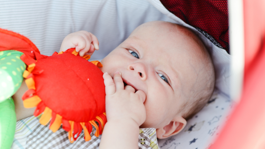 Målet är att barnet inte ska bli för varmt och det kan man uppnå genom att uppsöka skugga eller vända vagnen så att öppningen är bort från solen. Foto: Shutterstock